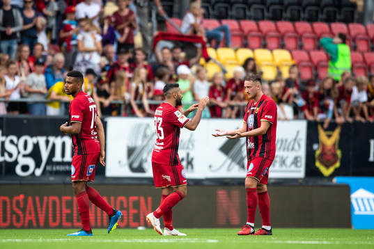 Östersunds Saman Ghoddos och Smajl Suljevic jublar