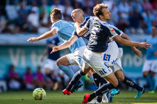 Malmö FFs Markus Rosenberg dras omkull av Norrköpings