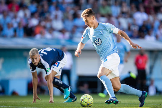 Malmö FFs Markus Rosenberg driver bollen