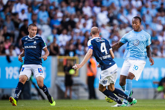 Malmö FFs Carlos Strandberg driver bollen mot Norrköpings