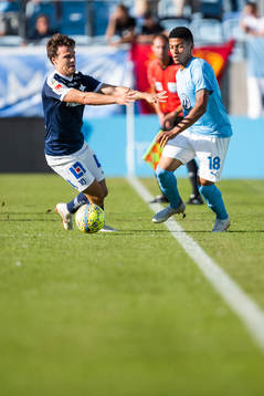 Norrköpings Simon Skrabb och Malmö FFs Romain Gall i kamp
