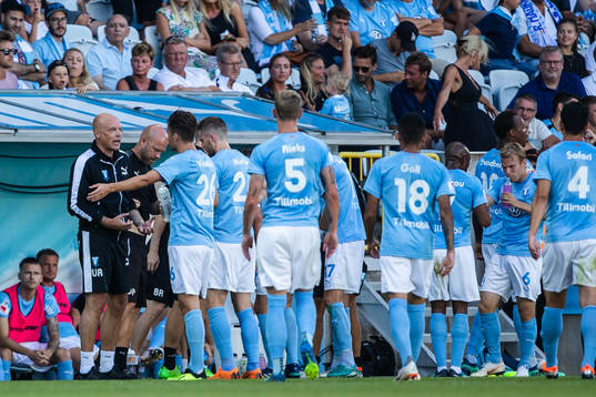 Malmö FFs tränare Uwe Rösler instruerar spelarna vid en