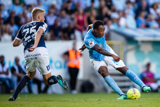 Norrköpings Filip Dagerstål försvarar mot Malmö FFs