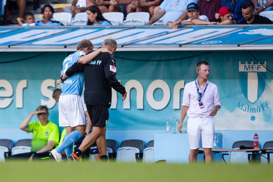 Malmö FFs Oscar Lewicki hjälps av planen
