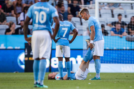 Malmö FFs Oscar Lewicki ligger och hjälps av Rasmus