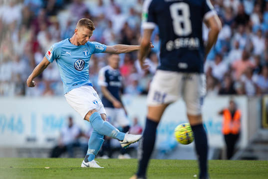 Malmö FFs Anders Christiansen skjuter