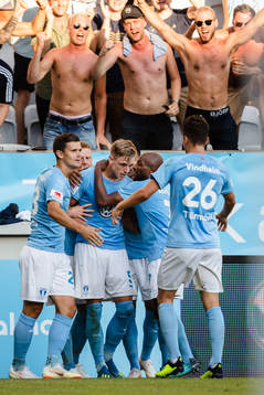 Malmö FFs Sören Rieks (mitten) jublar med Marcus