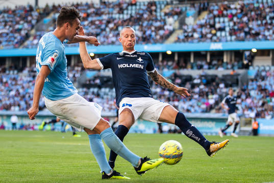 <Malmö FFs Andreas Vindheim skjuter mot täckande