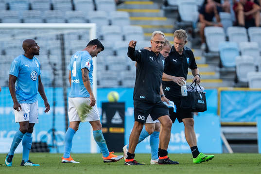 Malmö FFs Oscar Lewicki hjälps av plan