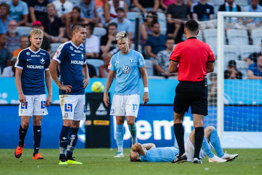 Malmö FFs Oscar Lewicki ligger ner