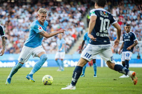 Malmö FFs Sören Rieks driver bollen