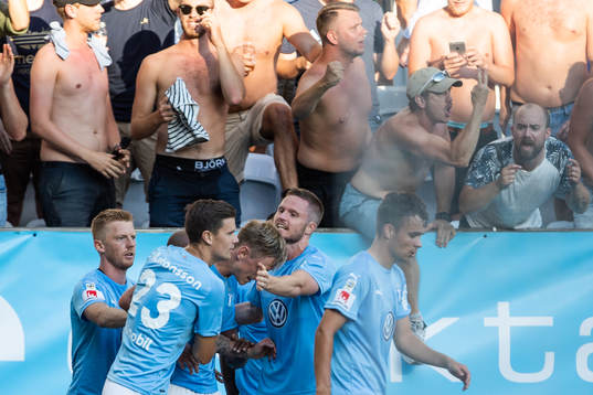 Malmö FFs Sören Rieks (mitten) jublar med Marcus
