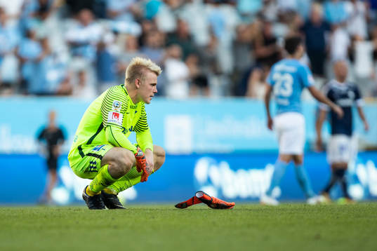 Norrköpings målvakt Isak Pettersson deppar