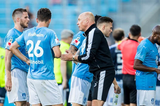 Malmö FFs tränare Uwe Rösler  diskuterar med Lasse