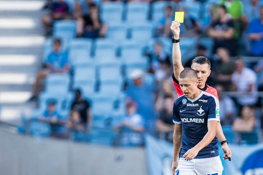 Domare Bojan Pandzic tilldelar Norrköpings Simon Thern