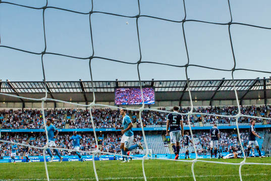 Malmö FFs spelare jublar samtidigt som Norrköpings