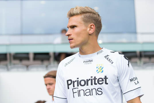 IFK Göteborgs Carl Starfelt på väg ut för att värma