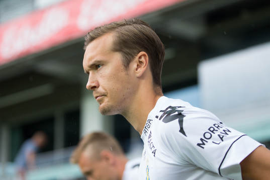 IFK Göteborgs Patrik Karlsson Lagemyr på väg ut för att