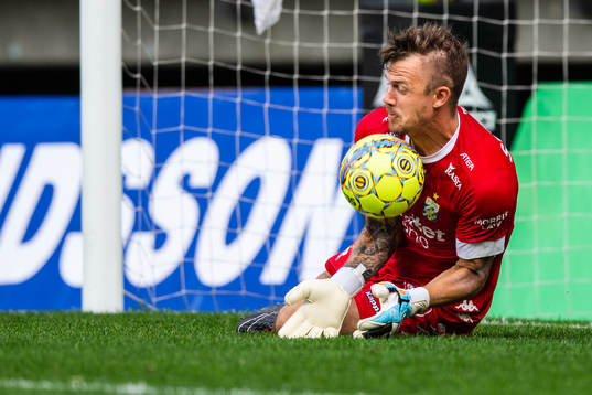 IFK Göteborgs målvakt Erik Dahlin räddar en straff