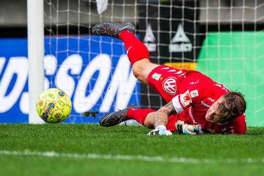IFK Göteborgs målvakt Erik Dahlin räddar en straff