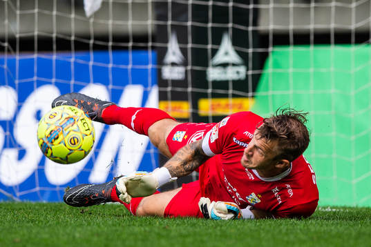 IFK Göteborgs målvakt Erik Dahlin räddar en straff