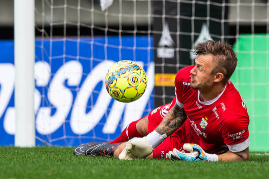 IFK Göteborgs målvakt Erik Dahlin räddar en straff