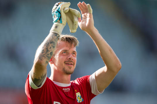 IFK Göteborgs målvakt Erik Dahlin tackar publiken