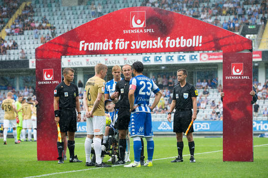 Domare Patrik Eriksson singlar slant mellan Brommapojkarnas