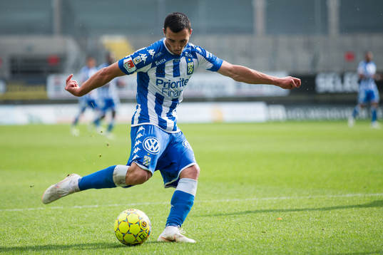 IFK Göteborgs Giorgi Kharaishvili skjuter ett skott