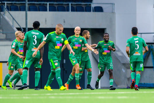 Dalkurds spelare jublar med Mohamed Buya Turay