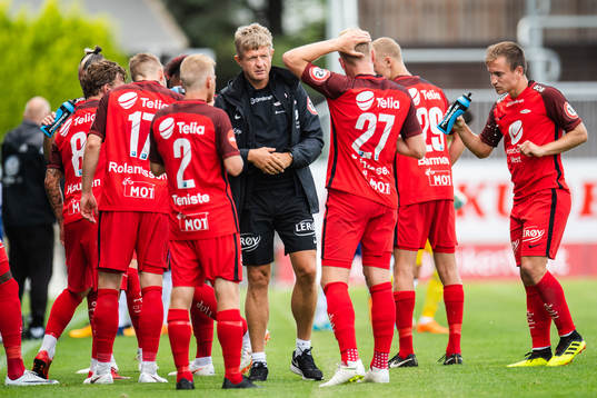 Lars Arne Nilsen, head coach of Brann talks to the players