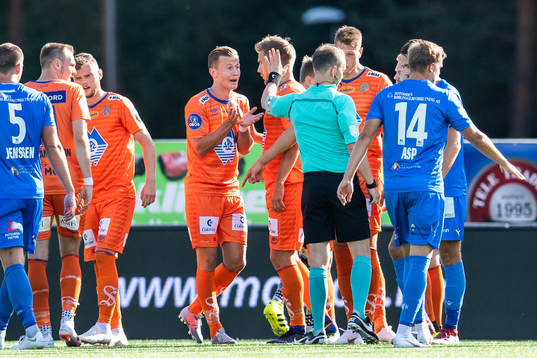 Referee Christian Moen gives a red card to Ståle Steen