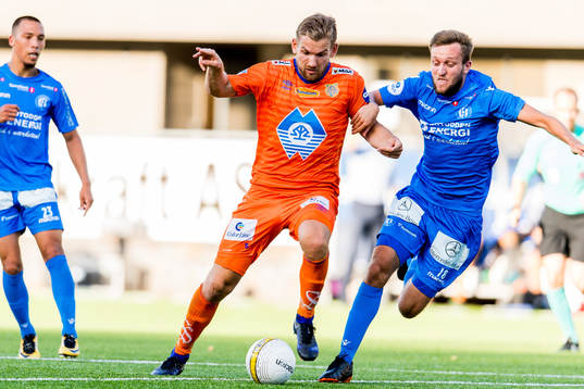 Oddbjørn Lie of Aalesund and Josh Robson of Notodden