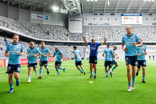 Djurgårdens Kevin Walker och Jonas Olsson värmer upp
