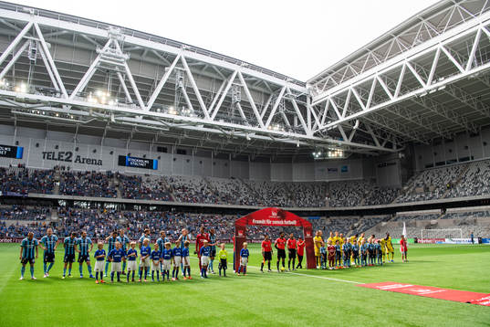 Djurgårdens och Sundsvalls spelare uppställda