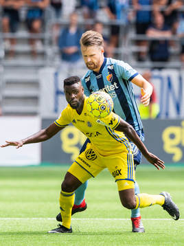 Djurgårdens Niklas Gunnarsson och Sundsvalls Maic Sema i