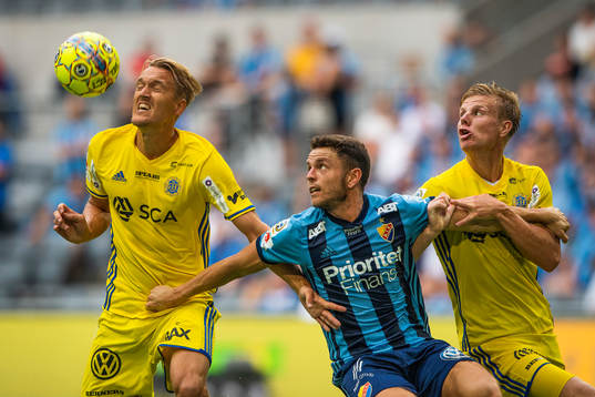 Djurgårdens Kerim Mrabti i en duell med Sundsvalls Erik