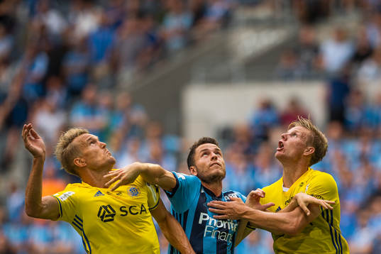 Djurgårdens Kerim Mrabti i en duell med Sundsvalls Erik