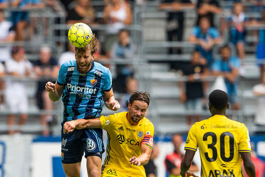 Djurgårdens Niklas Gunnarson i en duell med Sundsvalls