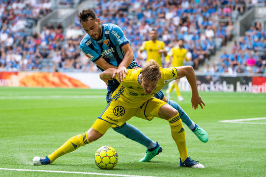 Djurgårdens Dzenis Kozica i en duell med