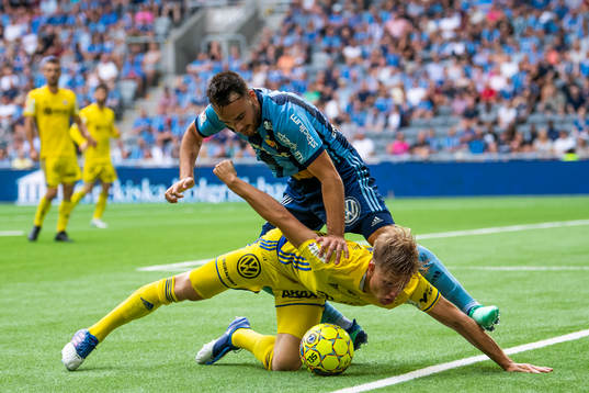 Djurgårdens Dzenis Kozica i en duell med