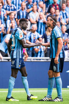 Djurgårdens Aliou Badji jublar med Jonas Olsson