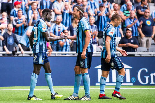 Djurgårdens Aliou Badji jublar med Jonas Olsson