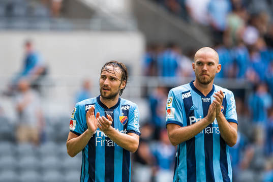 Djurgårdens Kevin Walker och Marcus Danielson tackar