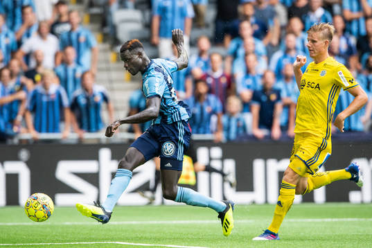 Djurgårdens Aliou Badji skjuter