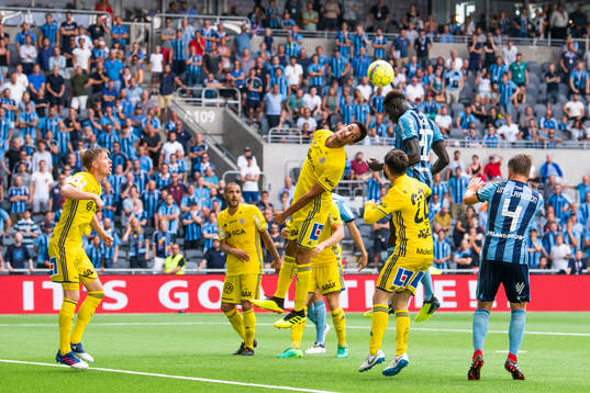 Djurgårdens och Sundsvalls spelare i kamp