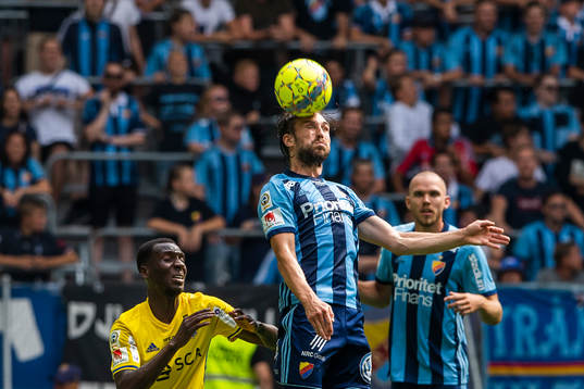 Djurgårdens Kevin Walker i en duell med Sundsvalls Peter