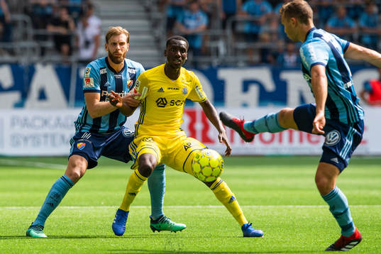 Djurgårdens Niklas Gunnarson i en duell med Sundsvalls