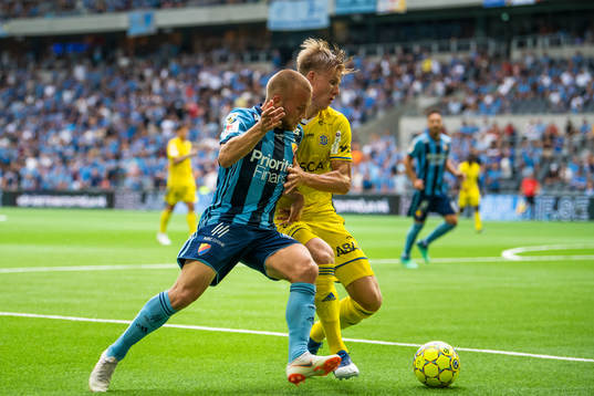 Djurgårdens Nicklas Bärkroth i en duell med Sundsvalls