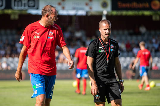 Helsingborgs Andreas Granqvist diskuterar med assisterande